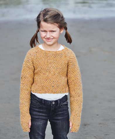 Gelber, handgearbeiteter Strickpullover, grobes Muster, lässiger Schnitt, modisch und warm.