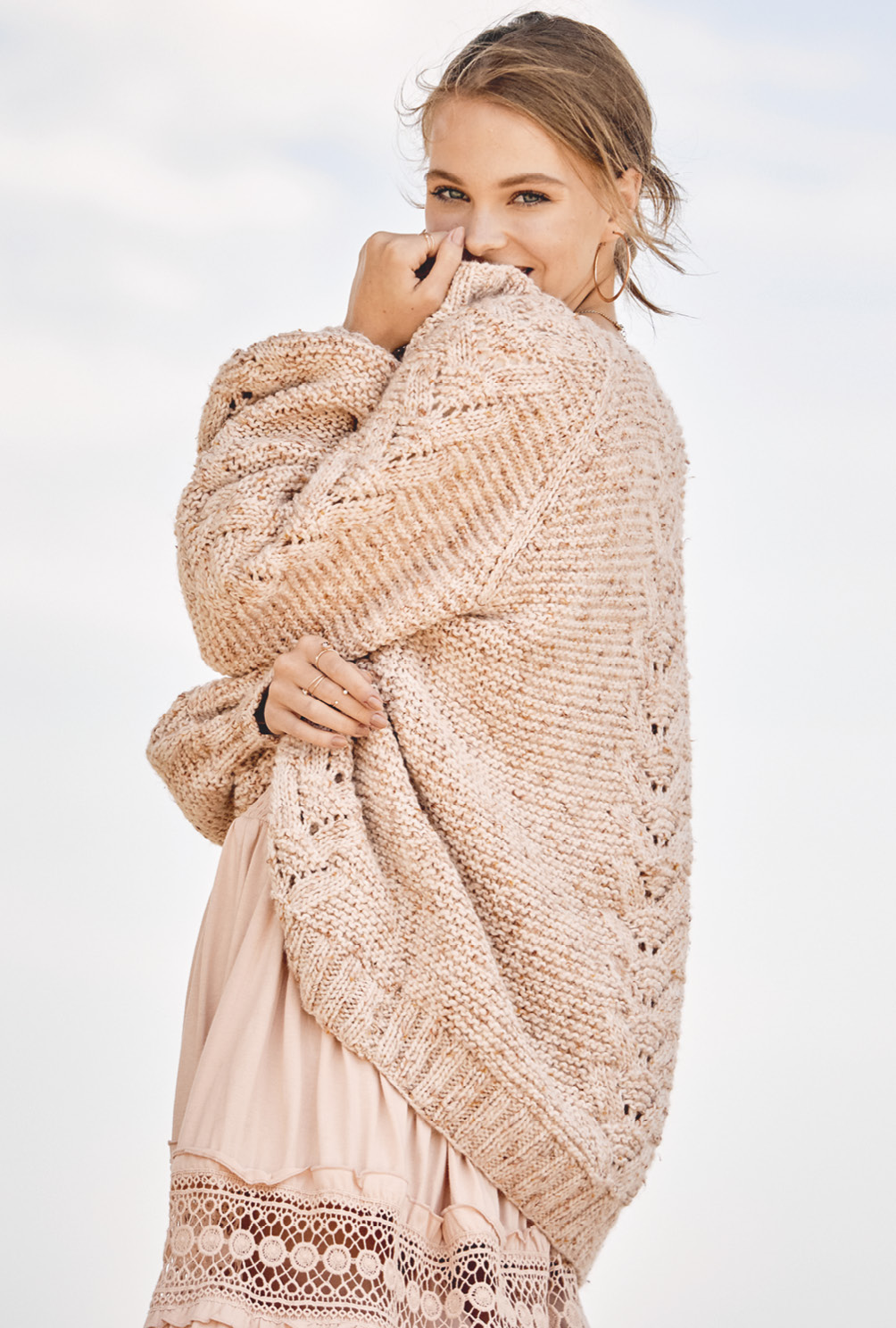 Modellansicht Bild 3: Oversize-Jacke mit Ajourstreifen