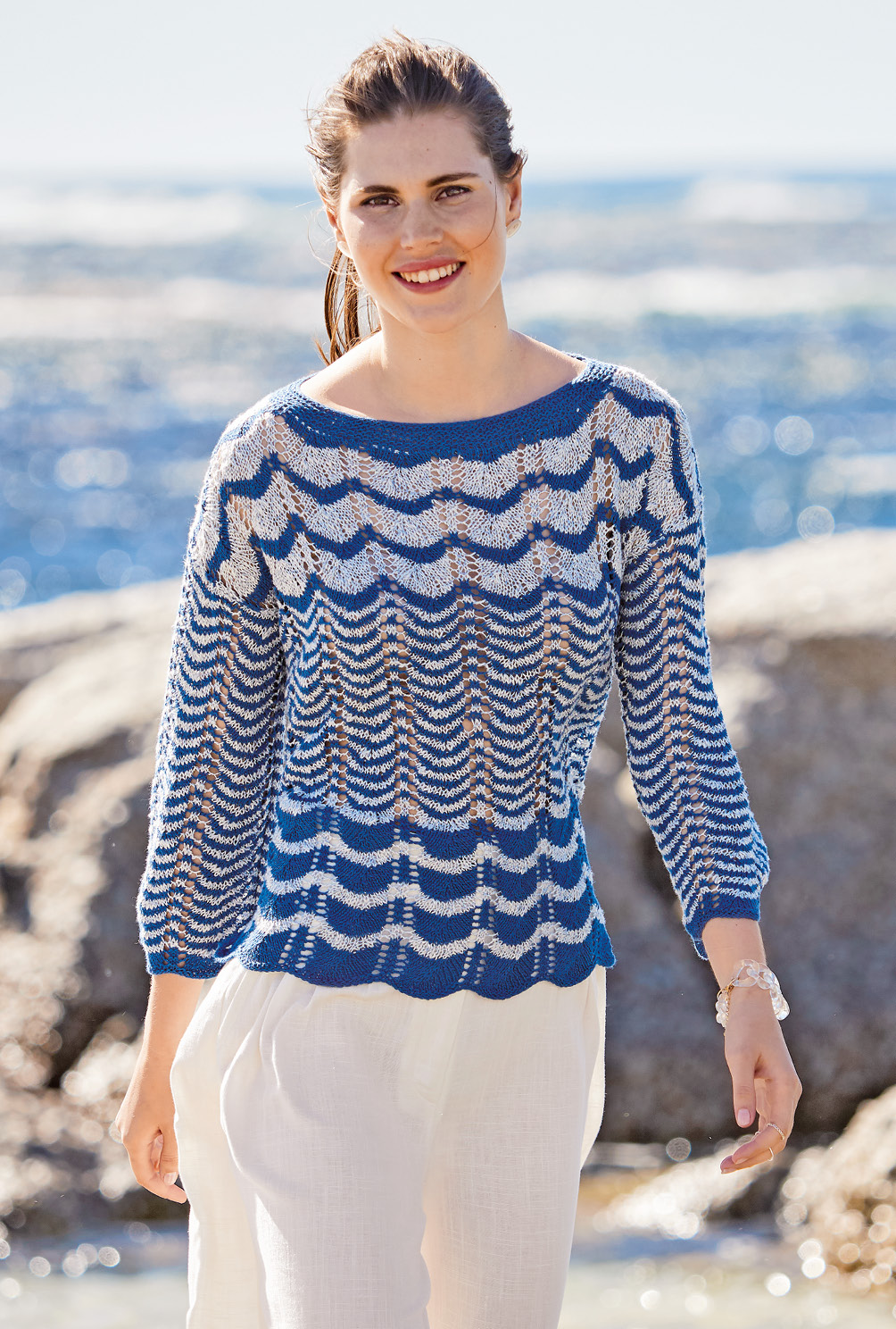Modellansicht Bild 3: Sommerlicher Strickpulli in fein gestreiftem Wellenmuster