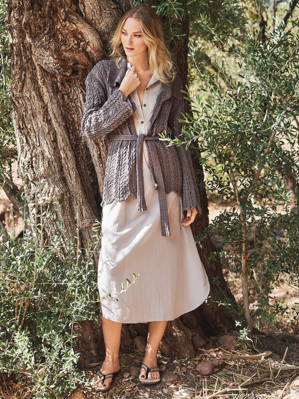Modellansicht Bild 1: Ajourmuster-Jacke mit Bindegürtel