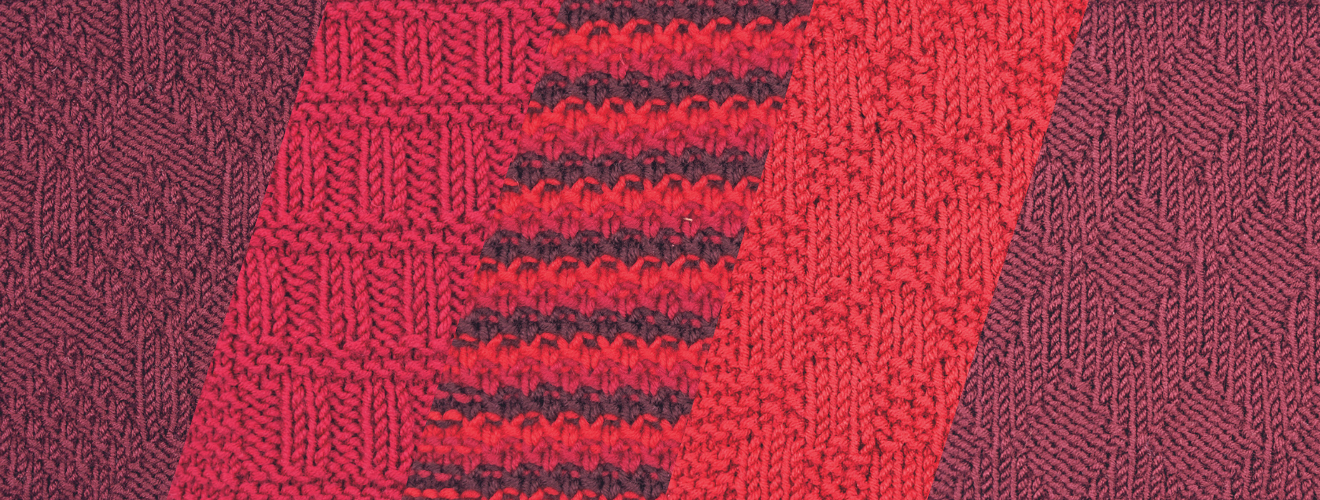 Modisches Patchwork-Muster in Rot- und Lilatönen, handgestrickte Struktur, abwechslungsreiche Texturen.