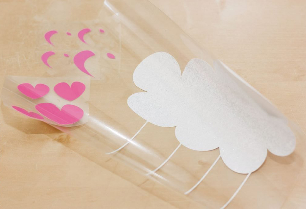 Transparente Folie mit weißen Wolken und pinken Herzen. Handgemacht und kreativ gestaltet.