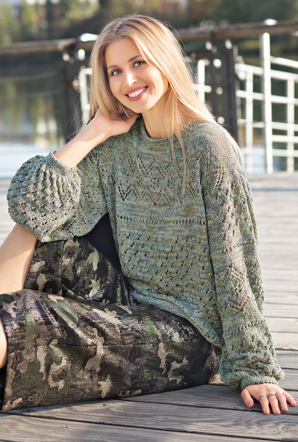 Modellansicht Bild 2: Gestrickter grüner Mustermixpulli mit leichten Ballonärmeln