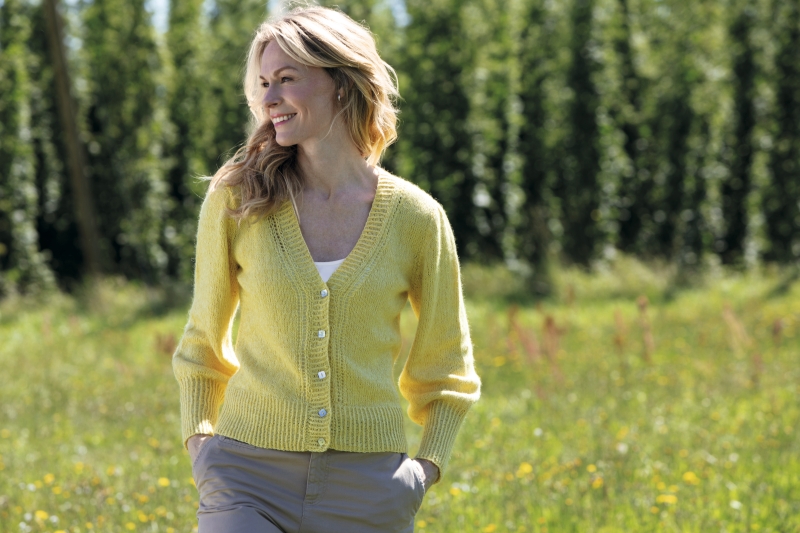 Gelbe Strickjacke, V-Ausschnitt, knopfbesetzt, handgemacht, modisch, lässiger Schnitt.