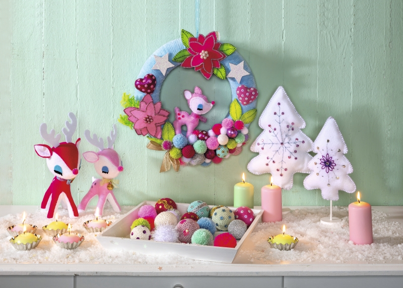 Farbenfrohe, handgemachte Filzdeko: Kranz mit Blumen, bunte Kugeln, DIY-Rentiere, verzierten Bäume. Festlich, kunstvoll.