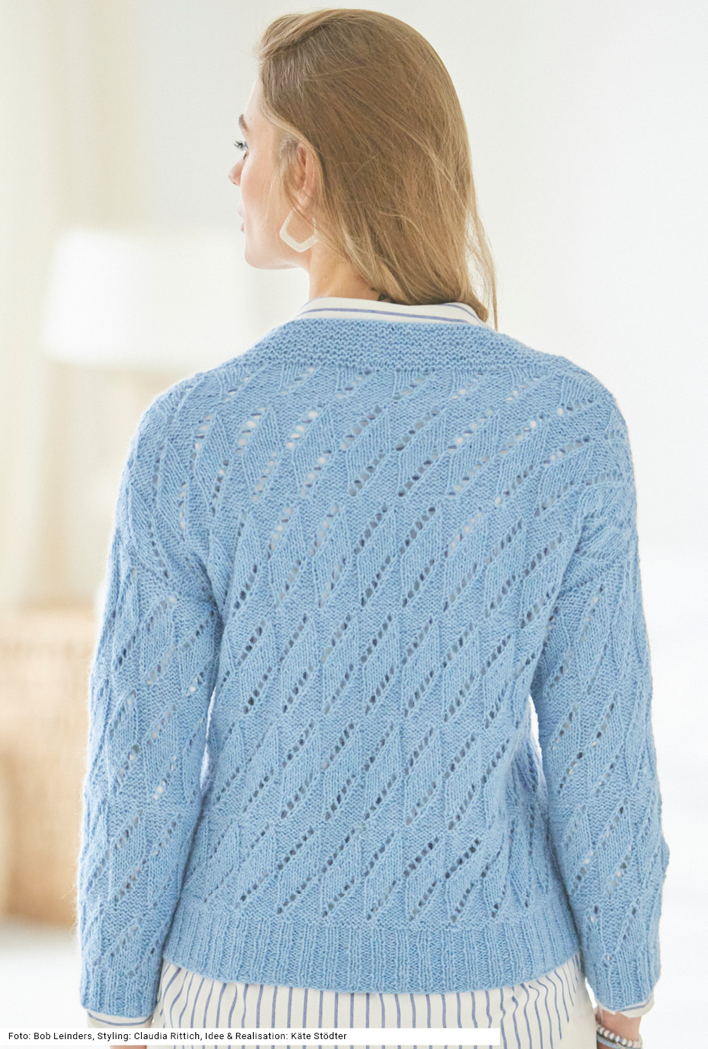 Modellansicht Bild 5: Jacke mit Ajourmuster in Blau