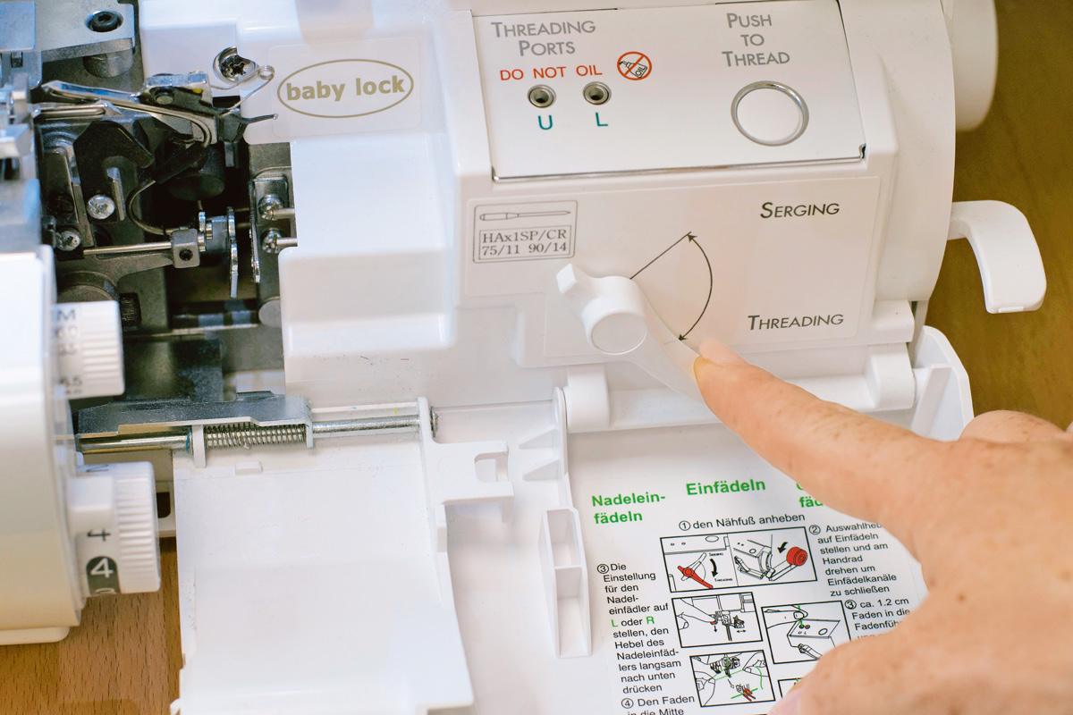 Weiße Nähmaschine: vielseitige Funktionen, markante Beschriftung. Ideal für DIY-Enthusiasten.