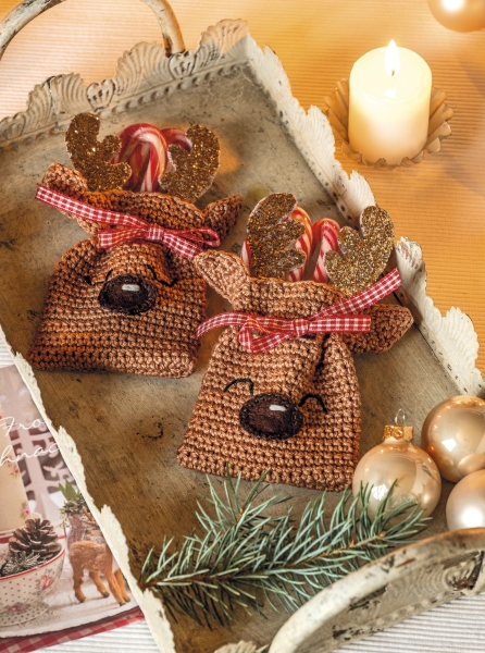 Gehäkelte Rentier-Säckchen in Braun mit goldenen Hörnern, rotem Karoband; DIY, handgemacht, weihnachtlich-chic.