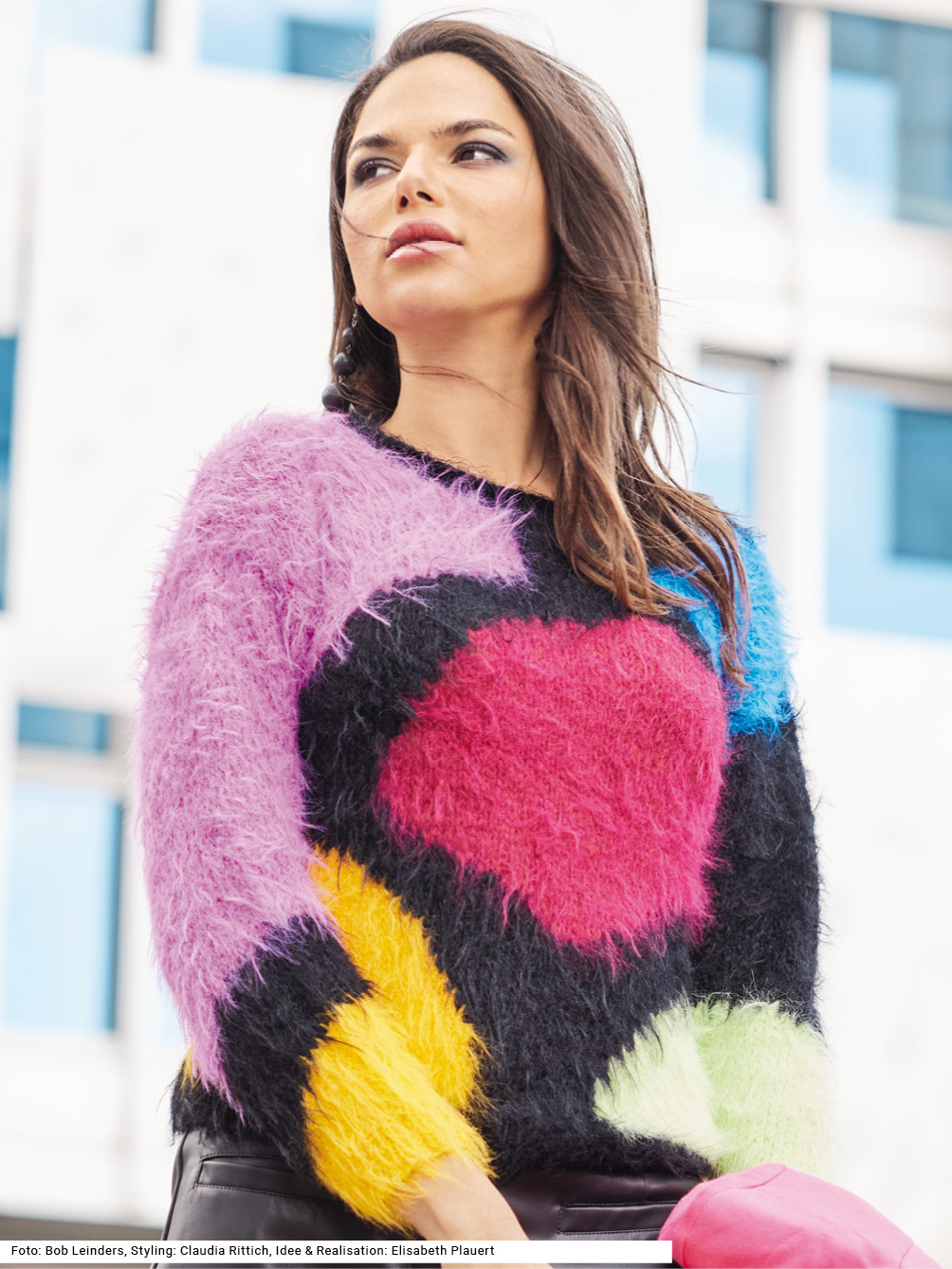 Modellansicht Bild 1: Pulli mit Intarsien in Schwarz, Pink, Rot, Gelb, Grün und Blau