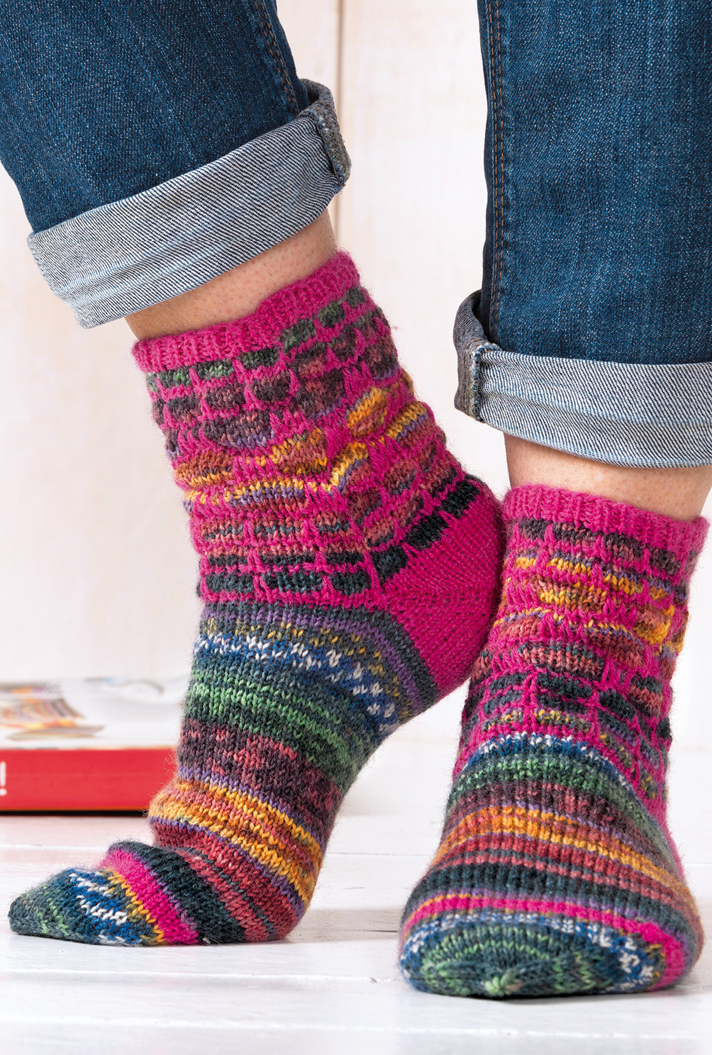 Bunte Socken mit Hebemaschen in Pink