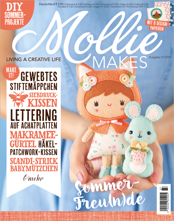 Zwei bunte, handgemachte Filzpüppchen. DIY, niedlich, farbenfroh, mit Blumenmustern, kreative Handarbeit.