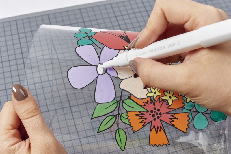 Buntes Blumenmuster auf Folie, handgemalt. Farbenfroh, DIY, handarbeit, modisch.
