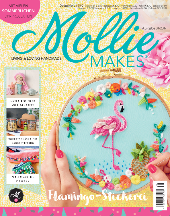 Bunte selbstgemachte Stickerei mit Flamingo auf hellblauem Stoff. Verspielte DIY-Handarbeit, dekorativ und kreativ.