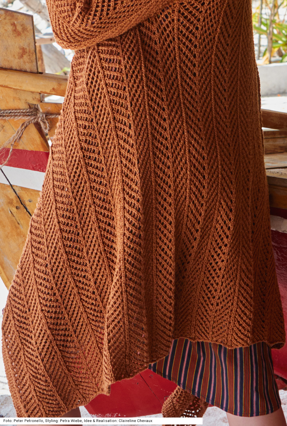 Modellansicht Bild 3: Lange Strick-Jacke in Nougat