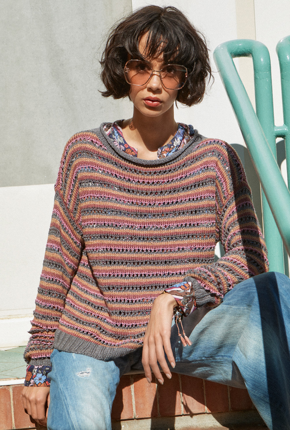 Modellansicht Bild 2: Ringelpulli mit Matt-Glanzeffekten