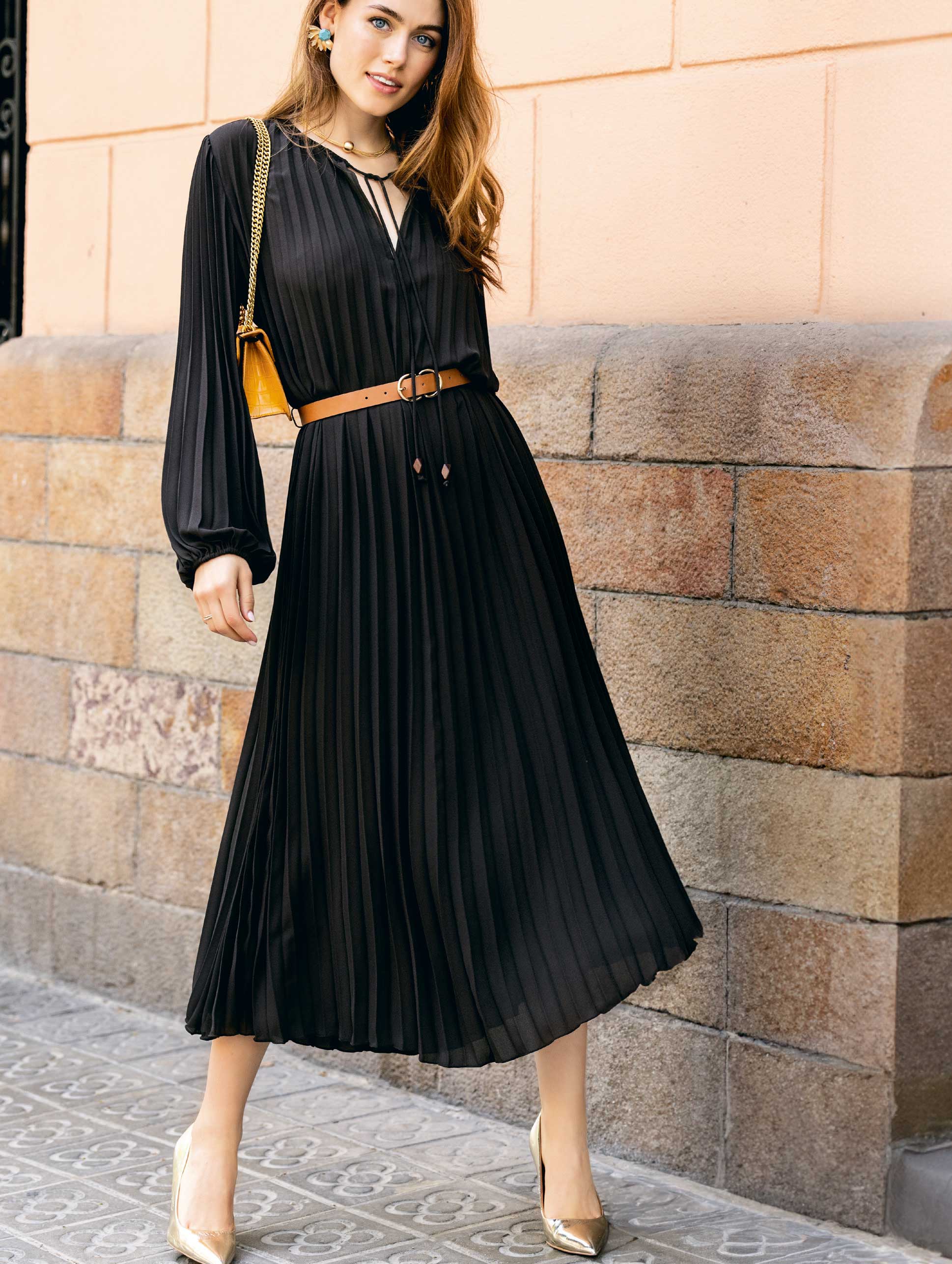 Elegantes schwarzes Plisseekleid, lange Ärmel, brauner Gürtel, stilvoll, modisch, perfekte Wahl für besondere Anlässe.