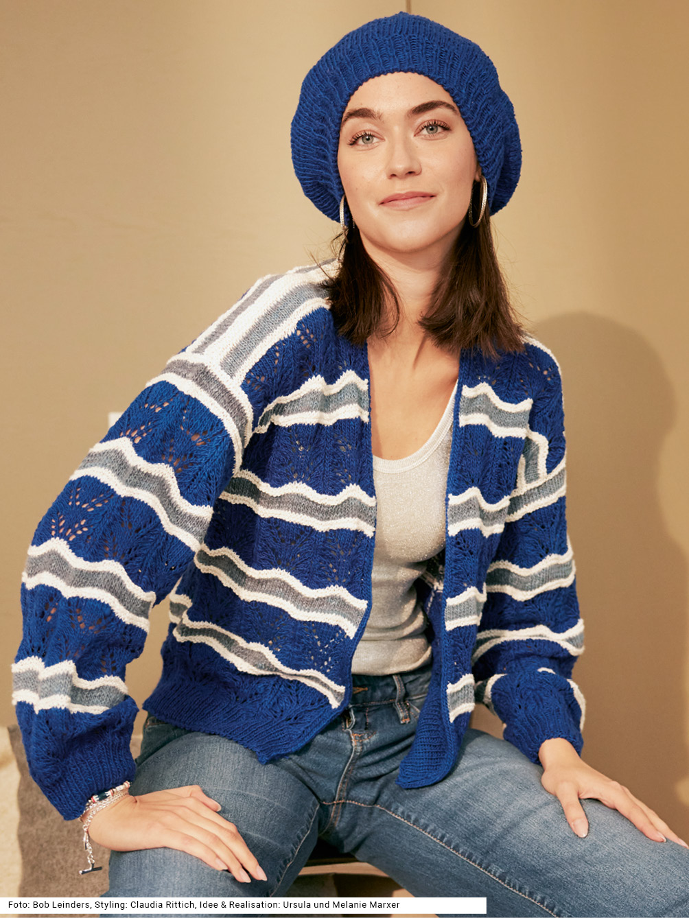 Modellansicht Bild 1: Jacke in Hell- und Royalblau und Ecru mit Mütze in Royalblau