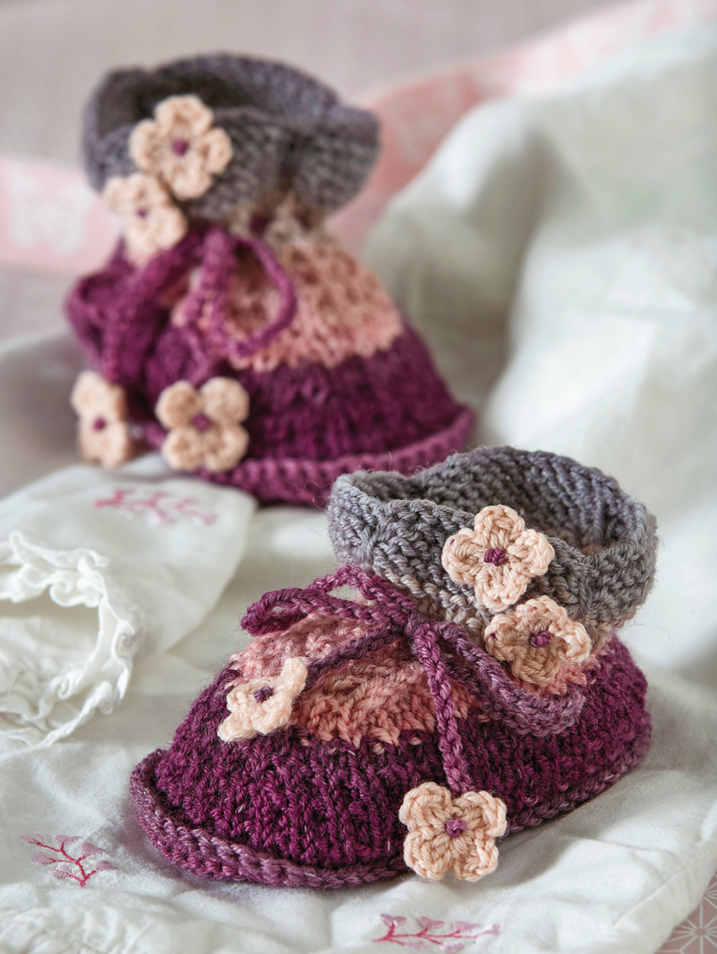 Babyschuhe mit gehäkelten Blümchen