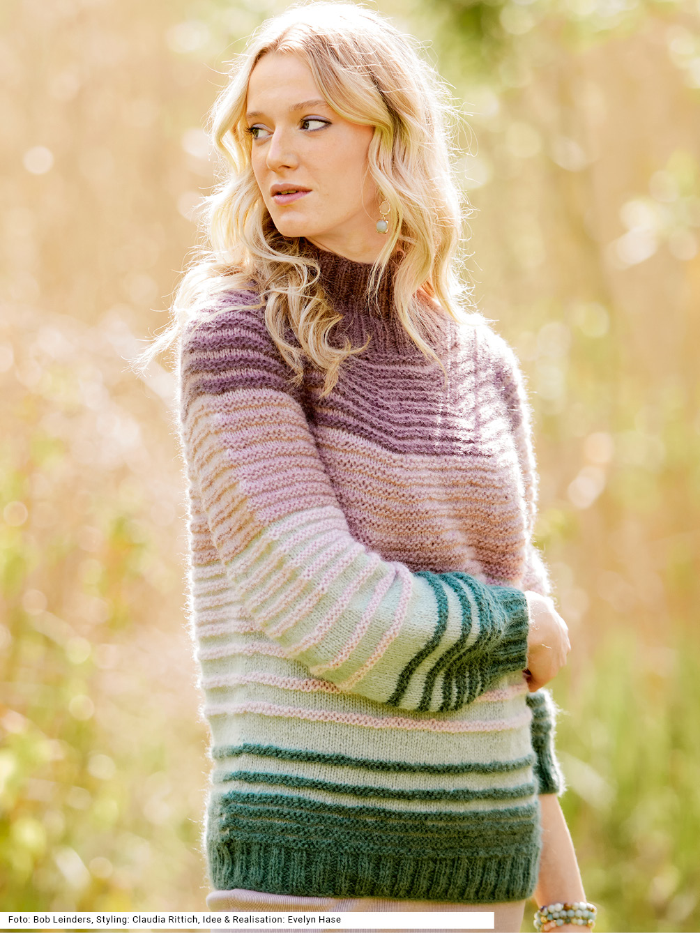 Modellansicht Bild 1: Rundpassen-Pulli mit Streifen in Grün- und Rosatönen