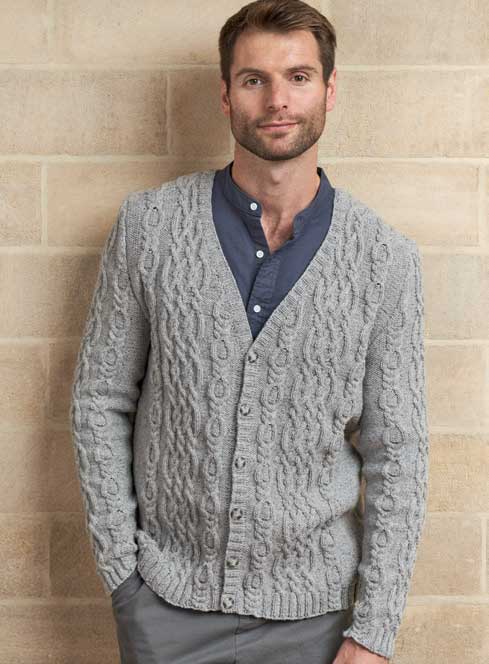 Graue Strickjacke mit Zopfmuster, klassischer Schnitt, modisch, handgemacht-Optik, kombiniert mit blauem Hemd.