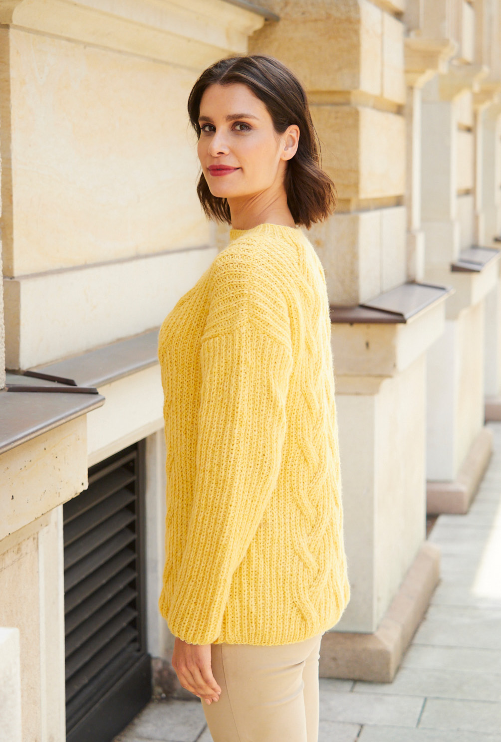 Gelber Pullover mit Zopf-Patentmuster