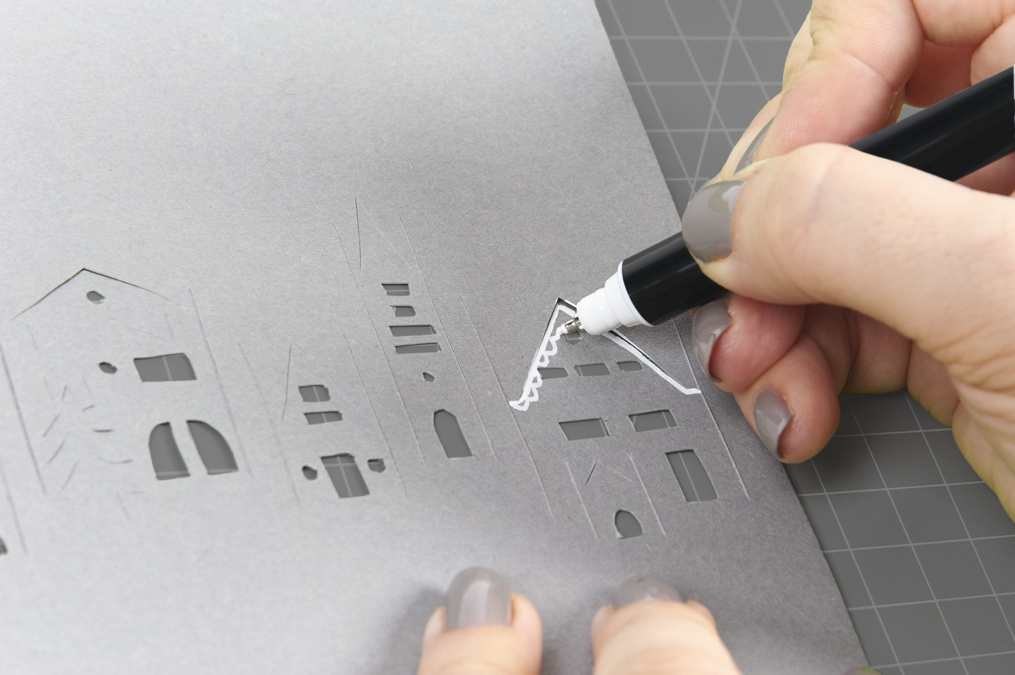 Graues Papier mit präzisen Schnittmustern; DIY, kunstvoll, handgemacht und dekorativ.