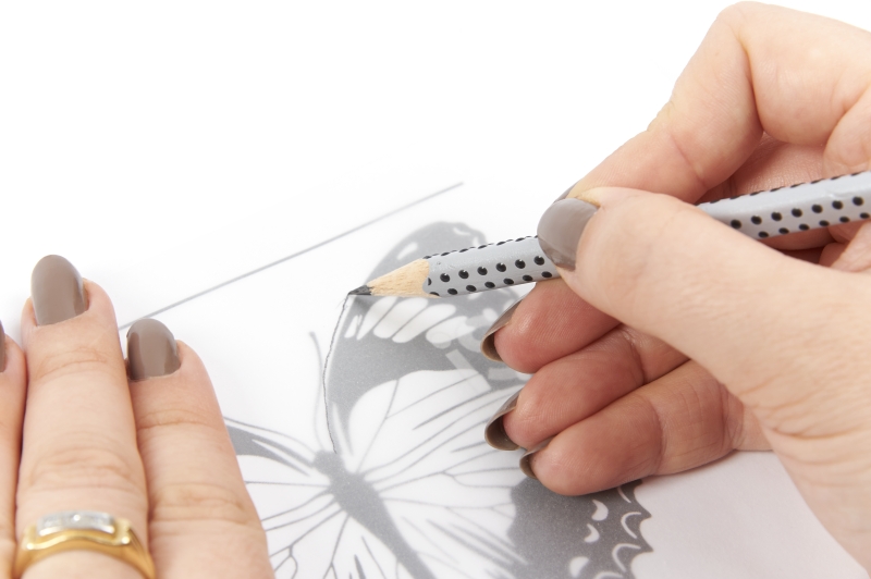 Graue Nägel mit glänzendem Finish. Punktierter Stift. Handgemachtes Zeichnen eines Schmetterlings.