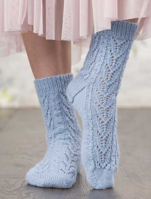 Zartblaue, handgemachte Socken im feinen Strickmuster; stilvoll, selbstgestrickt, detailverliebt.
