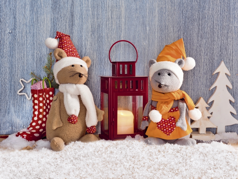 Modische Stoffmäuse mit handgemachten Hüten und Schals, roten Akzenten und Herzmustern. DIY-Charme.