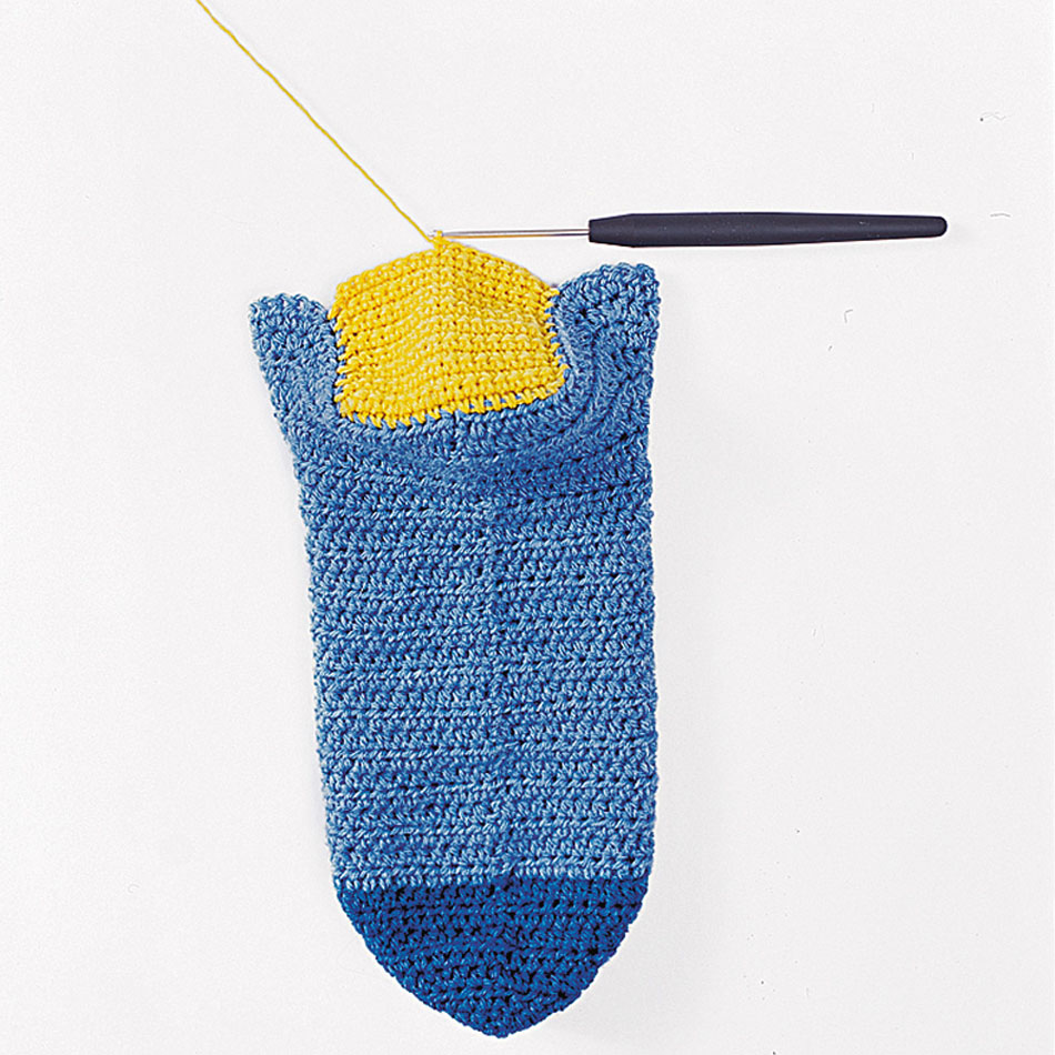 Handgemachte Socken, blau-gelb, mit Häkelnadel. Kreativ, DIY, modisch.