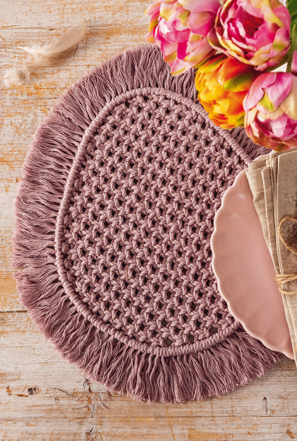 Modellansicht Bild 5: Makramee-Set aus Eierbechern und Tischset in Pink, Flieder und Gelb