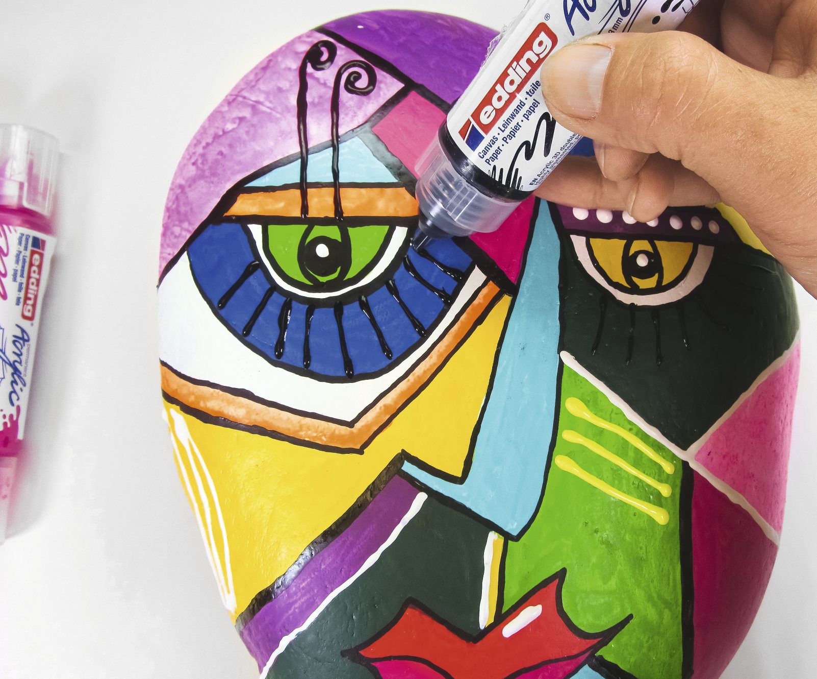 Bunte geometrische Muster, kräftige Farben, DIY-Stil. Handbemalte kreative Maskengestaltung.