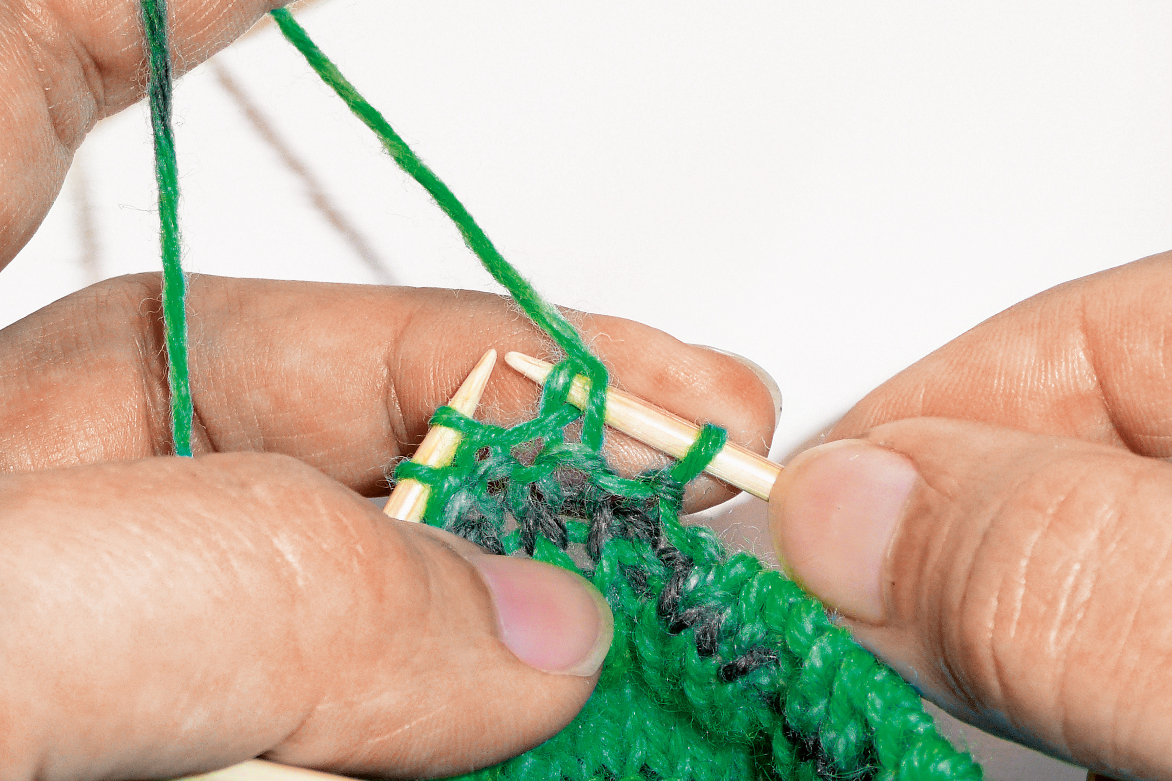 Selbstgemacht: Grünes Strickmuster, zweifarbig, handarbeit, modisch und einzigartig.