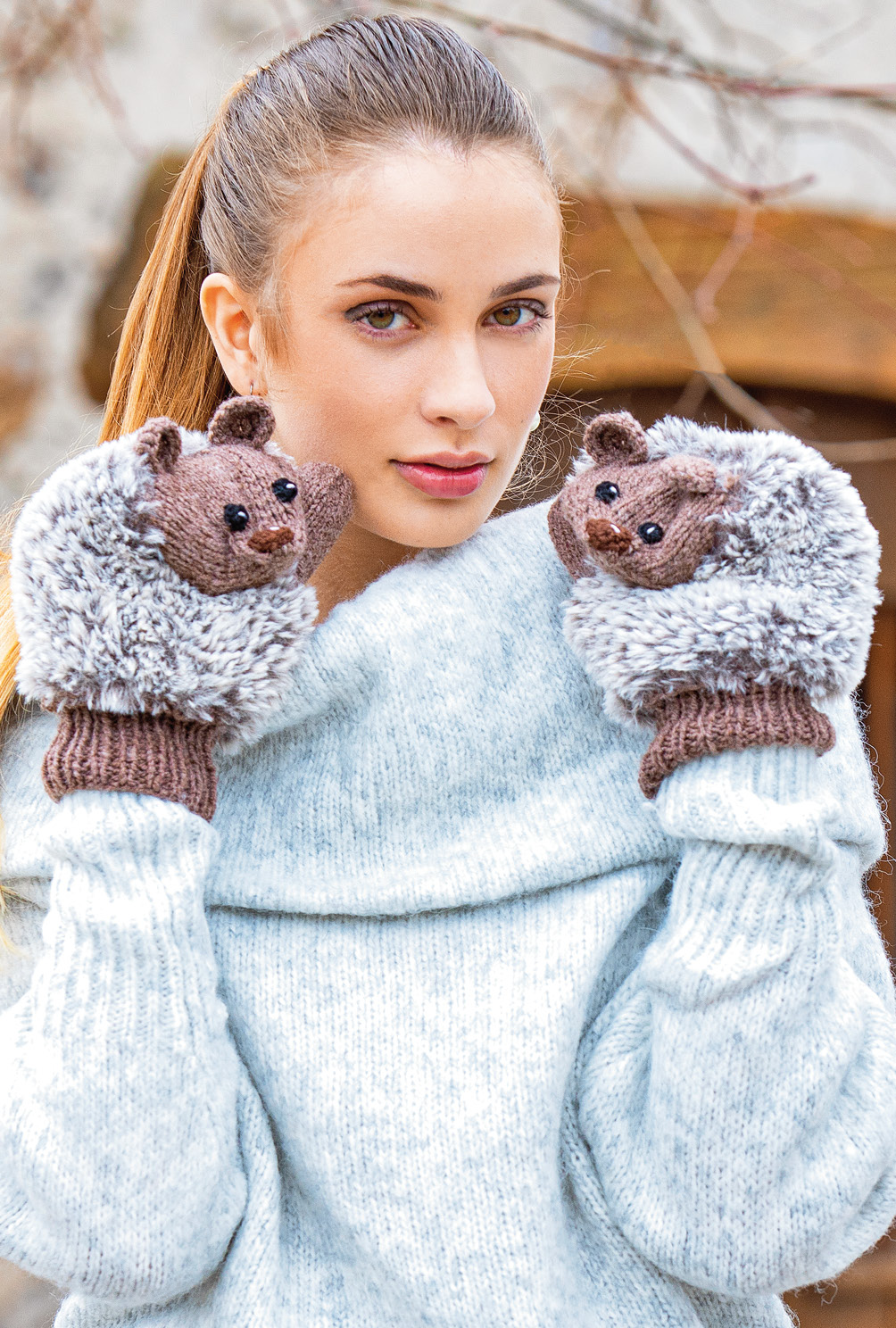 Modellansicht Bild 3: Gestrickte braune Fäustlinge in Felloptik im Igellook