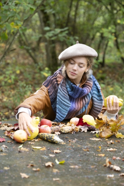 Modische, handgemachte Strickschal in Blau-Braun, mit beige Baskenmütze und brauner Jacke.