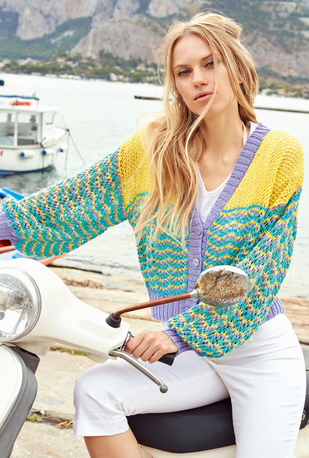 Modellansicht Bild 2: Farbe macht das Leben bunter! Fröhliche Jacke mit Netz- und Wellenmuster