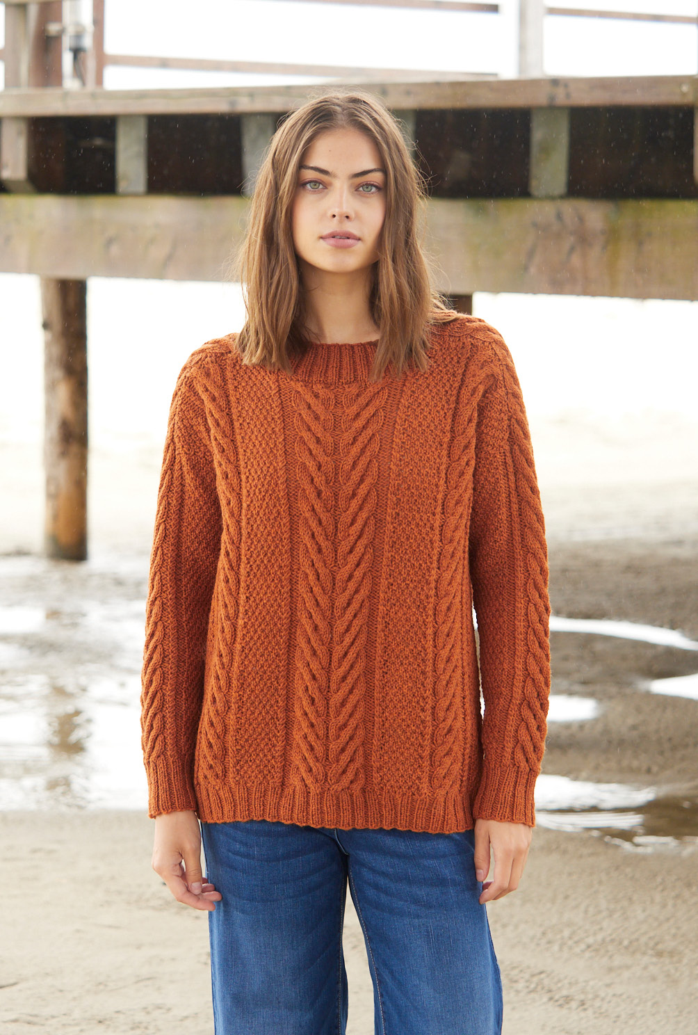 Modellansicht Bild 2: Musterpulli mit Schulterpasse in Kürbisbraun