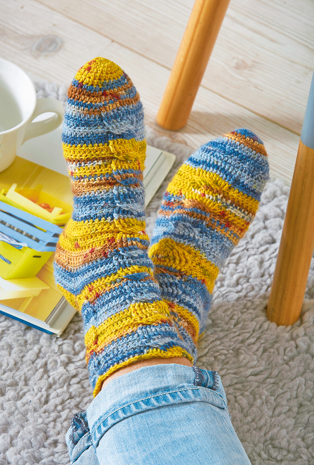 Gehäkelte Socken mit Zopfmuster im Farbverlauf