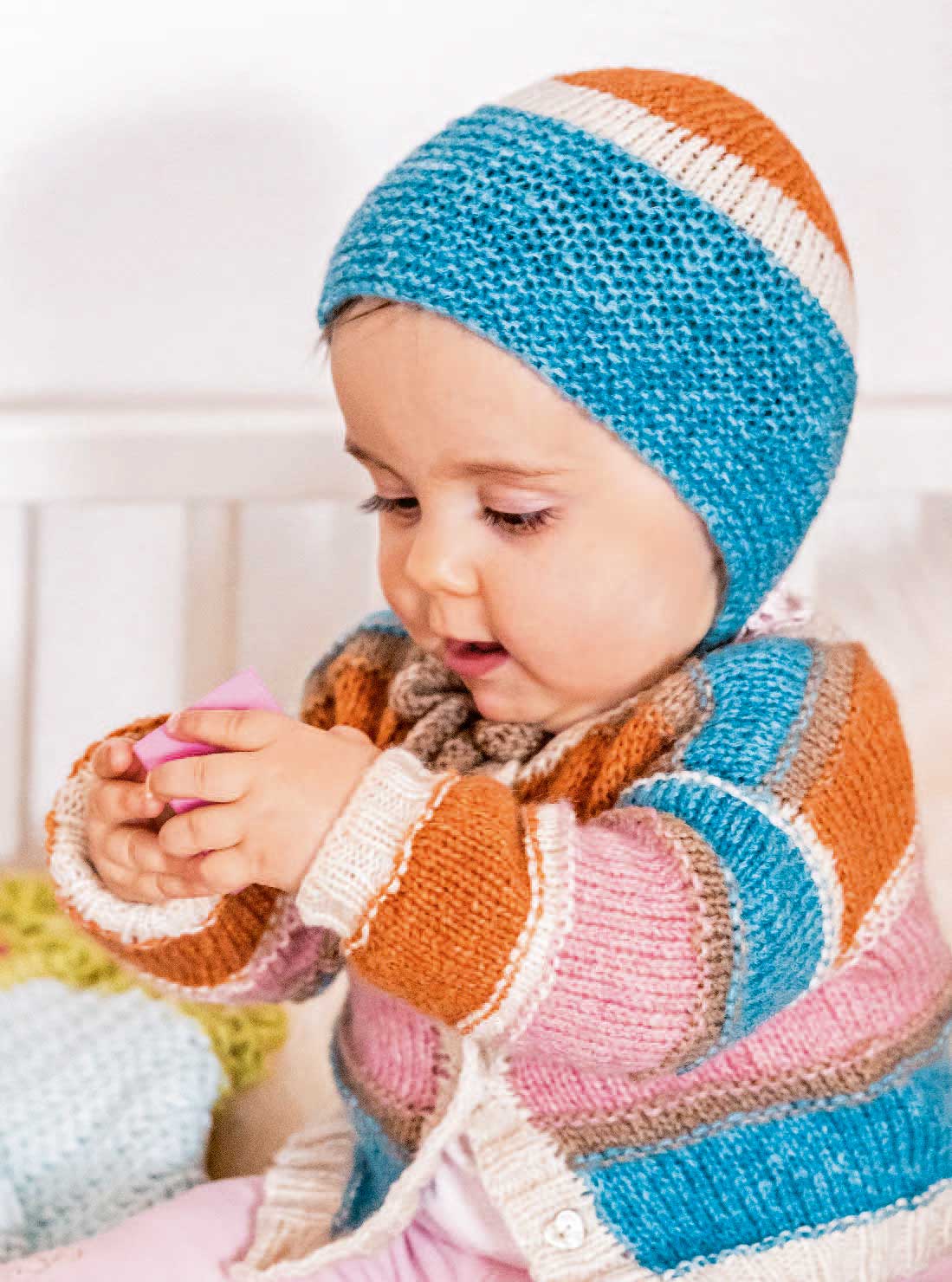 Modisches, selbstgemachtes Baby-Set in Streifen, Blau, Orange und Weiß. Handgestrickt, warm, DIY.