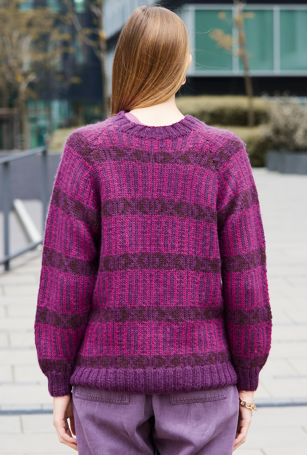 Modellansicht Bild 8: Dreifarbiger Raglanpulli im Jacquardmuster