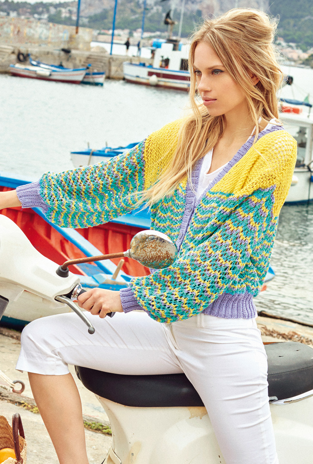 Modellansicht Bild 4: Farbe macht das Leben bunter! Fröhliche Jacke mit Netz- und Wellenmuster
