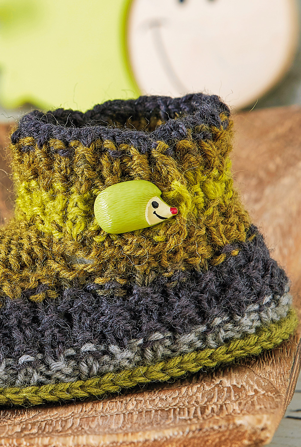 Modellansicht Bild 4: Babyschühchen in grünem Farbverlauf mit Igel-Knopf
