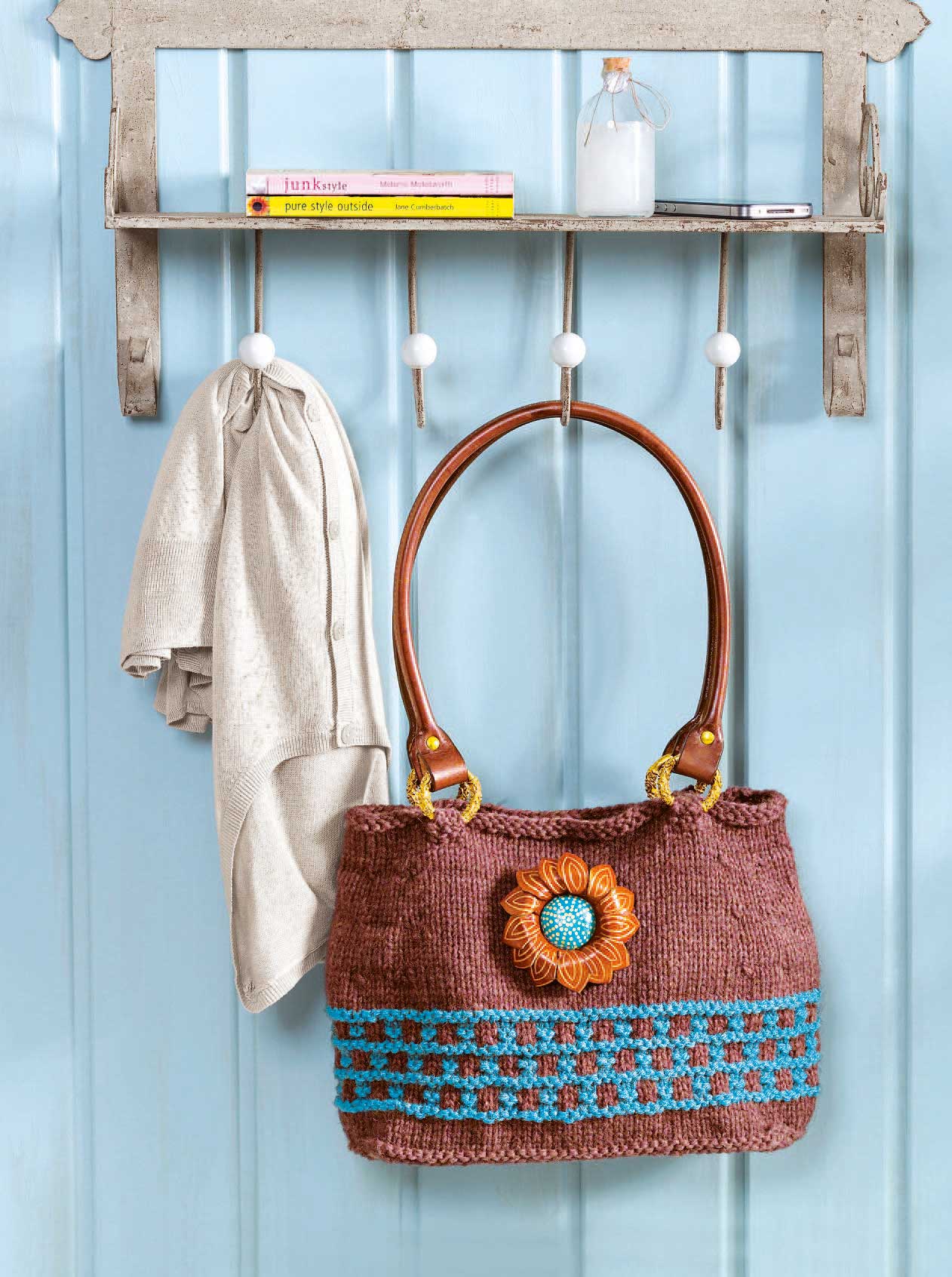 Braune Stricktasche mit türkisem Muster, Blume als Akzent, lederne Henkel. Modisch, handgemacht.