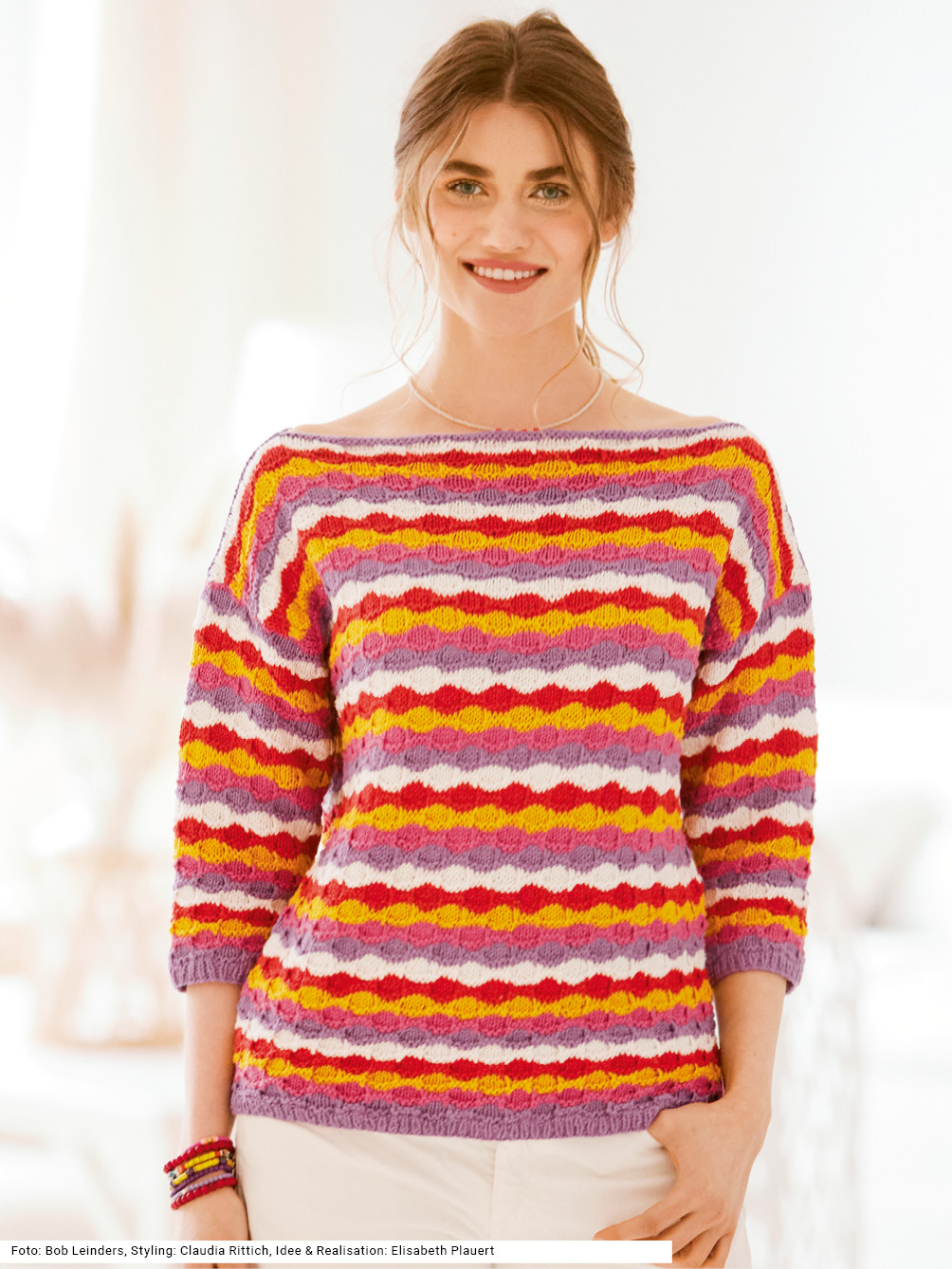 Modellansicht Bild 1: Pullover mit Hebemaschenmuster in Lila, Pink, Gelb, Rot und Weiß