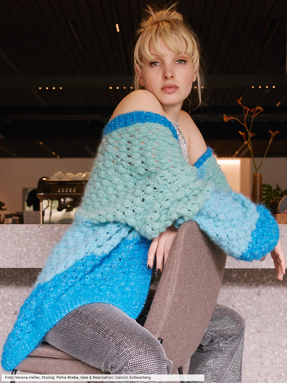 Modellansicht Bild 1: Gestreifte Jacke mit glitzerndem Beilaufgarn