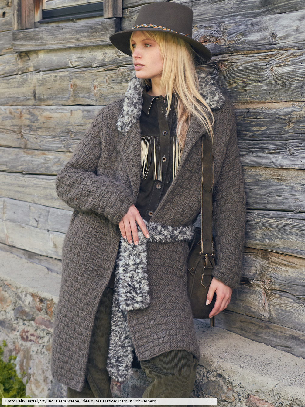 Modellansicht Bild 1: Longjacke mit Felltasche