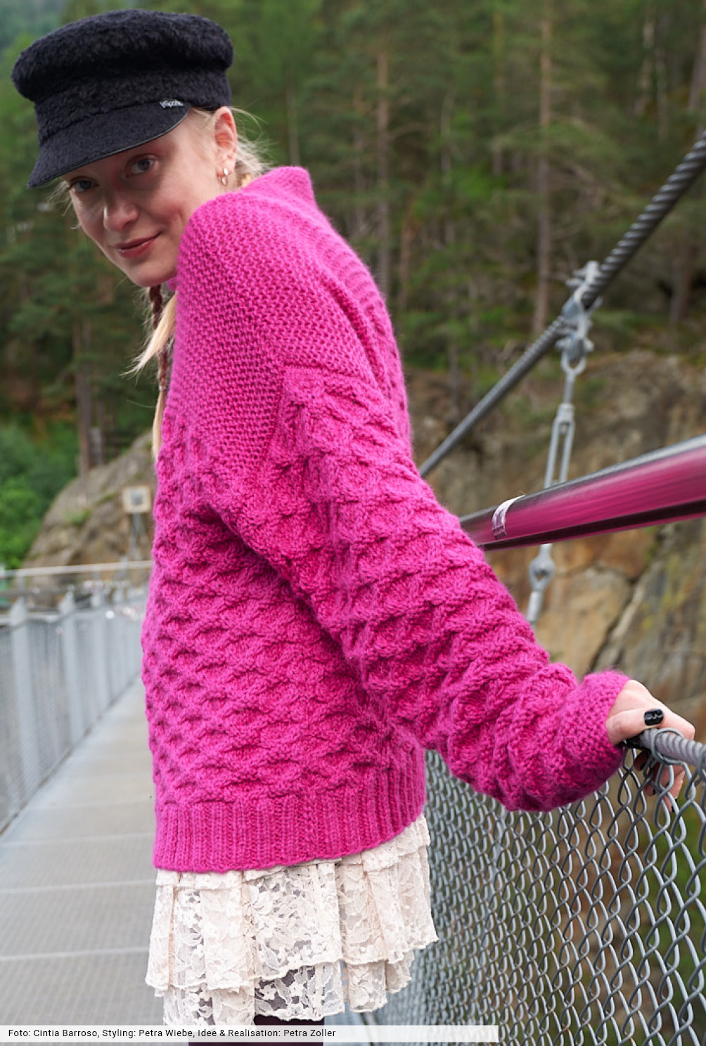 Modellansicht Bild 3: Strukturmuster-Pulli mit Stehkragen
