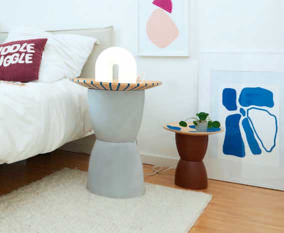 Kreatives DIY-Design; zweifarbige Zylinderformen, mit blauen Streifen verziert, modernes und handgemachtes Muster.