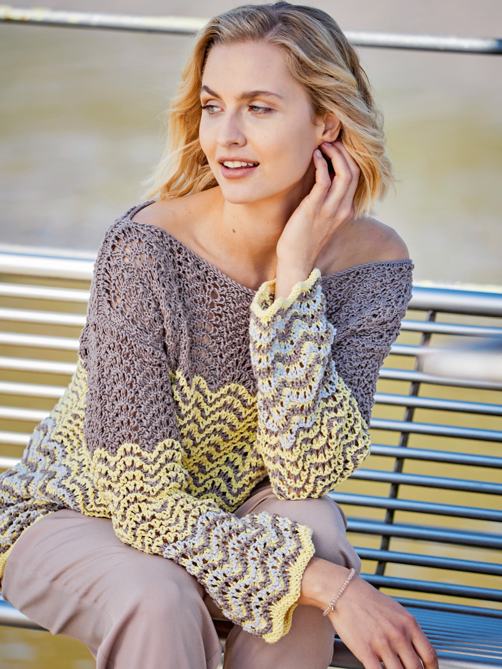Modellansicht Bild 1: Ajour-Pulli mit Streifendekor