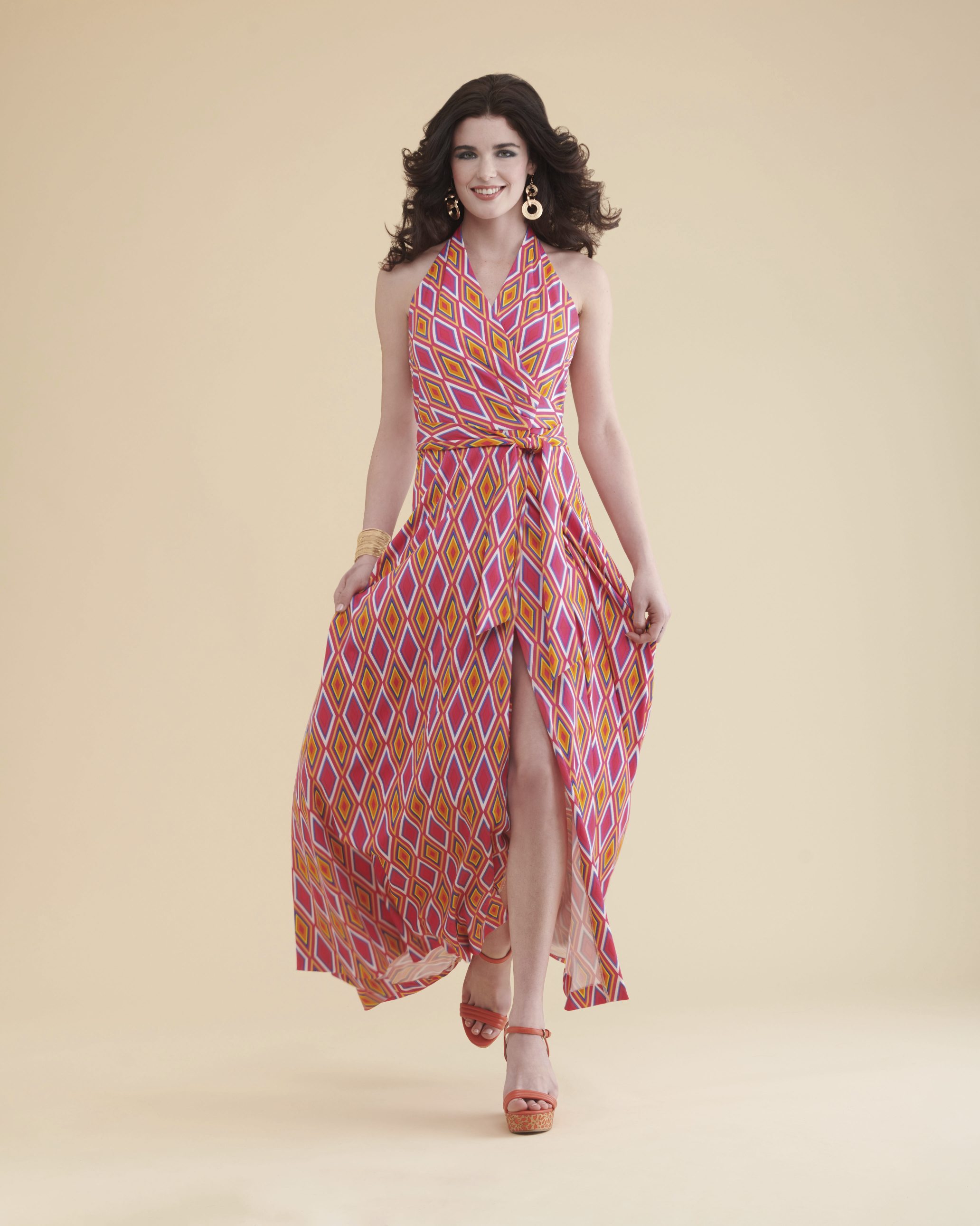 Modisches, ärmelloses Maxikleid mit buntem Diamantmuster, Wickelschnitt, leuchtenden Farben und einzigartigen Details.